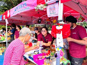 23 student volunteers from SFU participated in the Caritas Charity Bazaar held in the Fa Hui Park on 9 November, taking part in hosting charity sale and booth game. Prof Stephen Y.L. CHEUNG, President of SFU, and Prof LO Tit Wing, Vice-President (Research